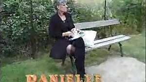 Verrcktes franzsisches altes reifes Ficken im Garten