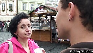 Old granny tourist is picked up and screwed